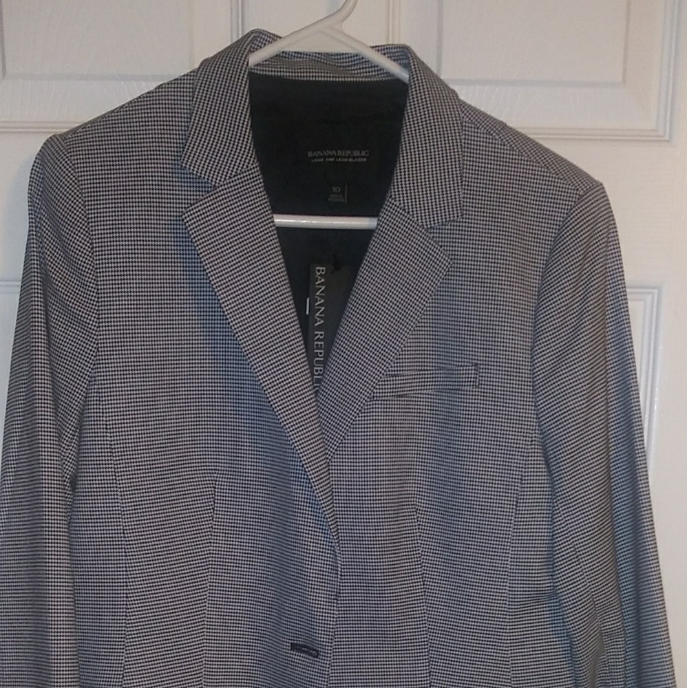 BR Black and white blazer size 10